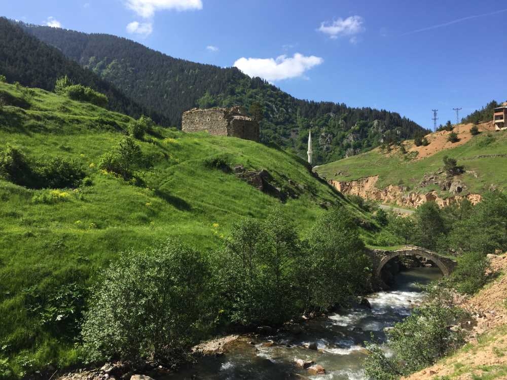 çakrak kilisesi ve köprüsü.jpg