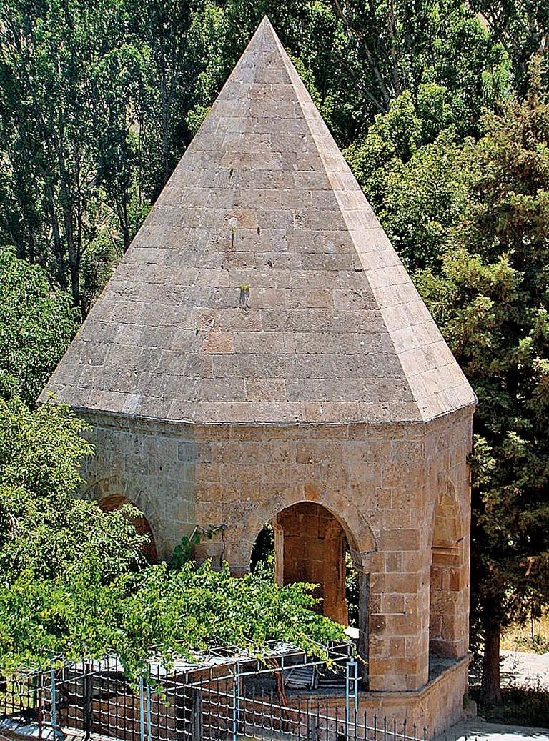 Hızır Bey’in açık türbesi