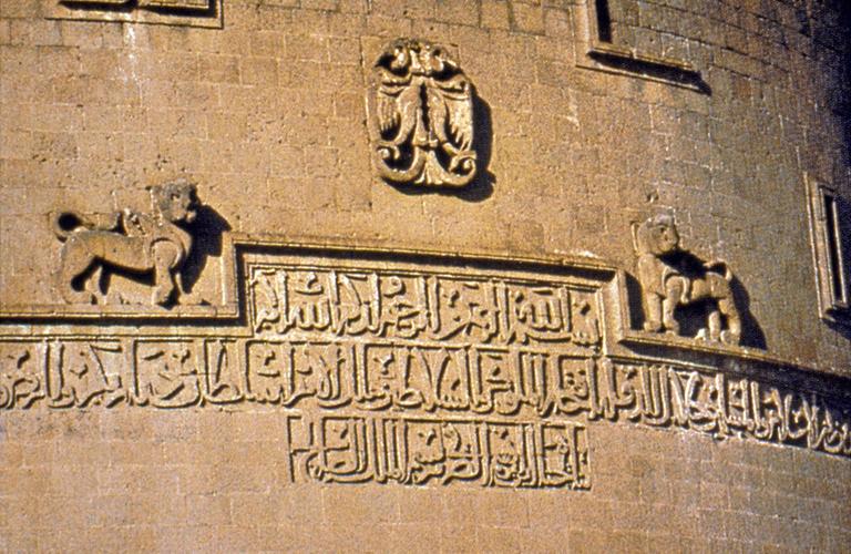 Diyarbakır Kalesi’nin Yedikardeşler burcu üzerindeki çift başlı kartal ve aslan kabartmaları