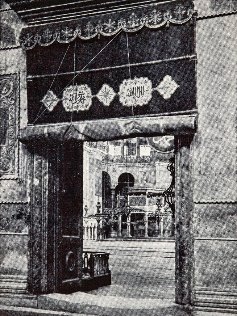 Ayasofya Camii’nin harim ana kapısını dıştan gösteren XX. yüzyıl başlarına ait bir fotoğraf(Şehbâl, nr. 11, Eylül 1909)