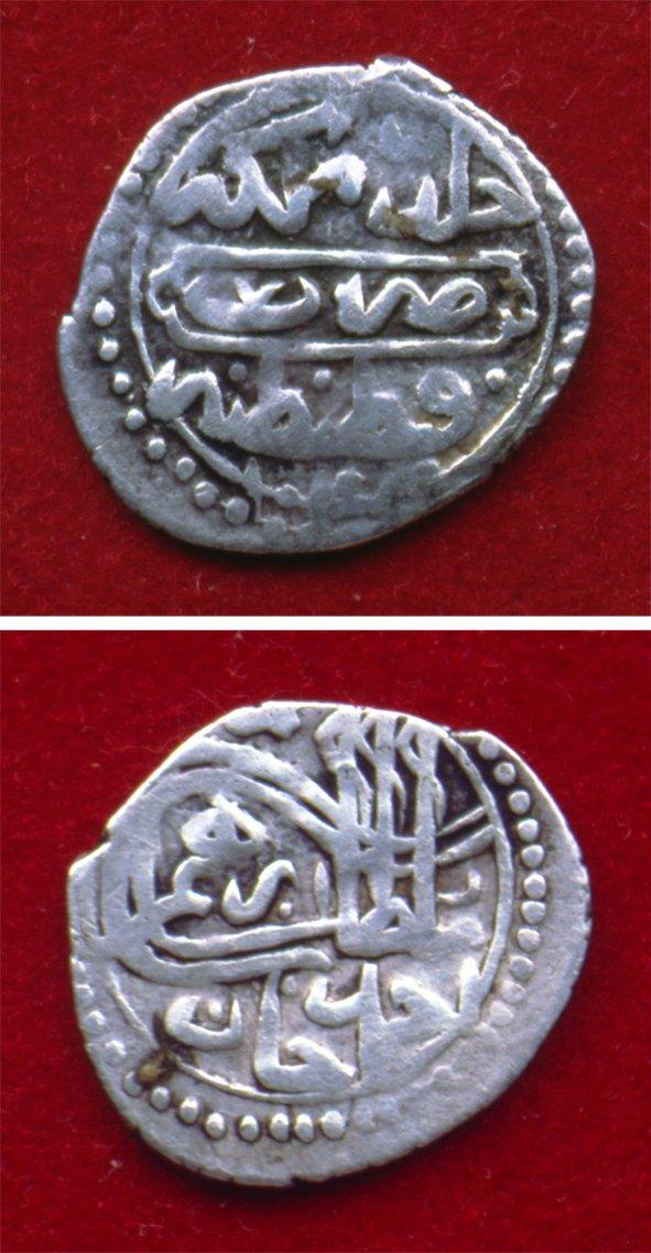 Sultan İbrâhim devrine ait 1049 (1639-40) tarihli gümüş beş akçeliğin ön ve arka yüzleri(İstanbul Arkeoloji Müzeleri, Teşhir nr. 1695)