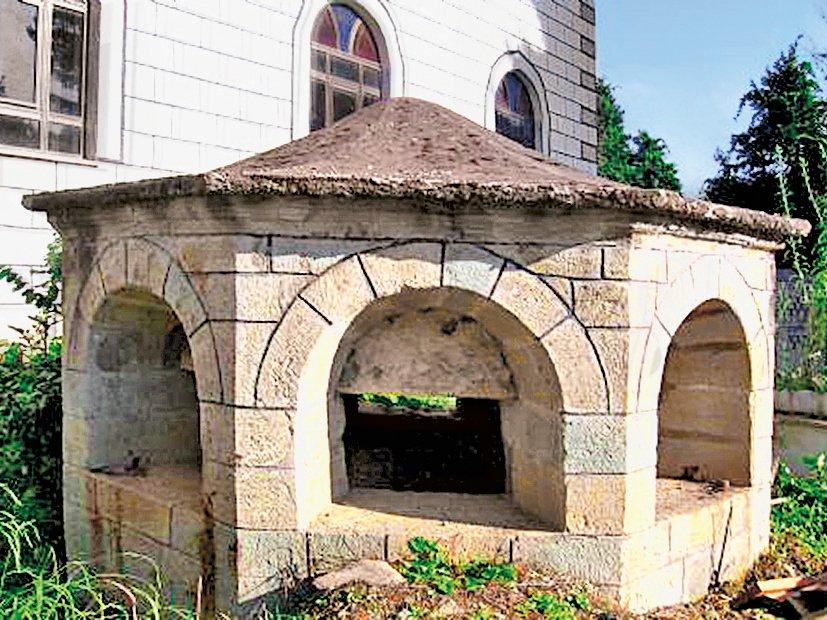 Tuzcuoğlu Memiş Ağa’nın Of’un Alona köyündeki türbesi