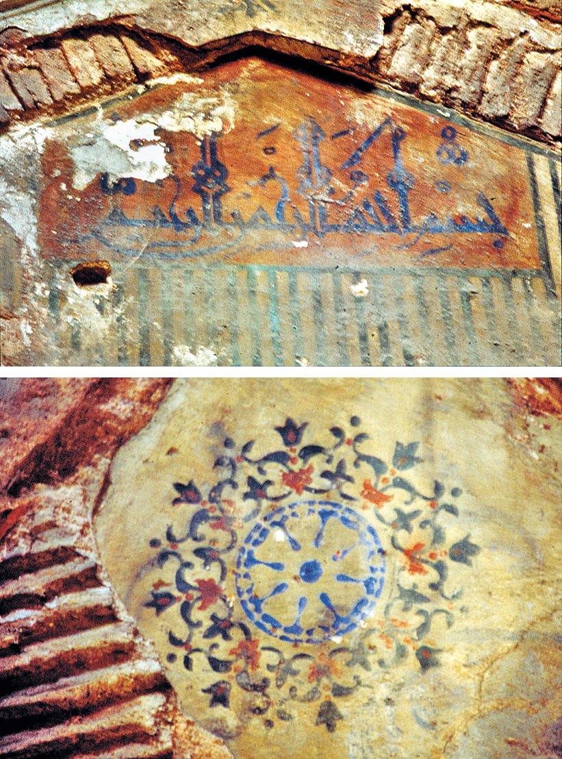 Şeyh Murad Tekkesi birinci mescid-tevhidhânenin kemer aynasında kûfî yazı ile kalem işi süsleme