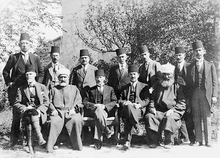 Mustafa Kemal Paşa Sivas Kongresi sırasında delegelerle birlikte