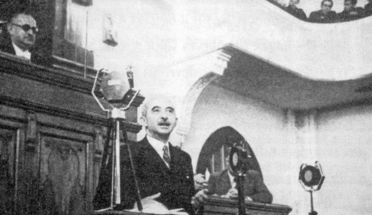 İsmet İnönü Türkiye Büyük Millet Meclisi kürsüsünde