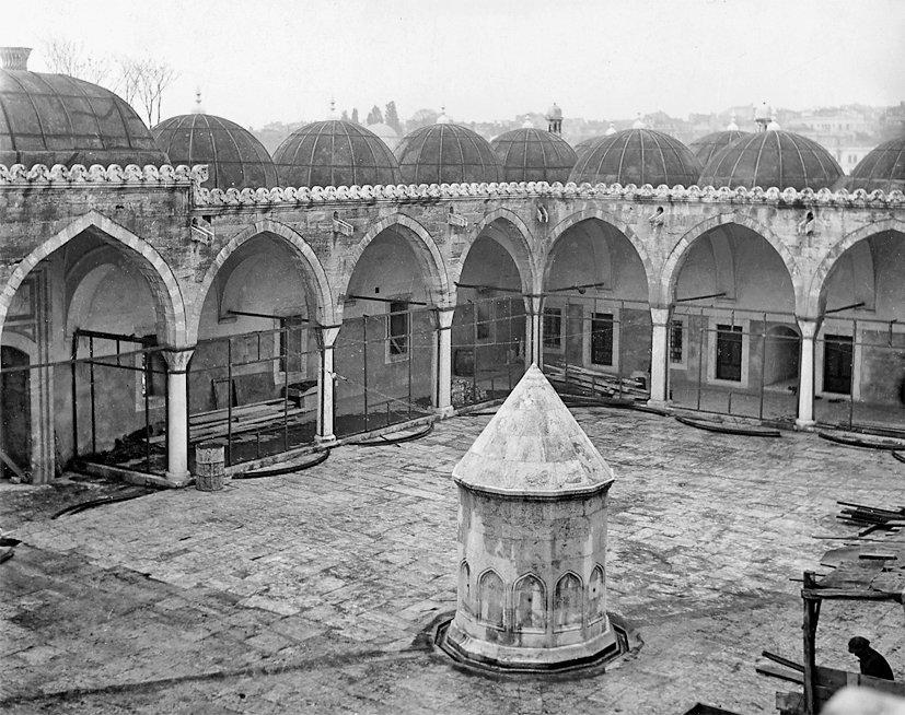 Şehzade Medresesi’nin revaklı avlusu