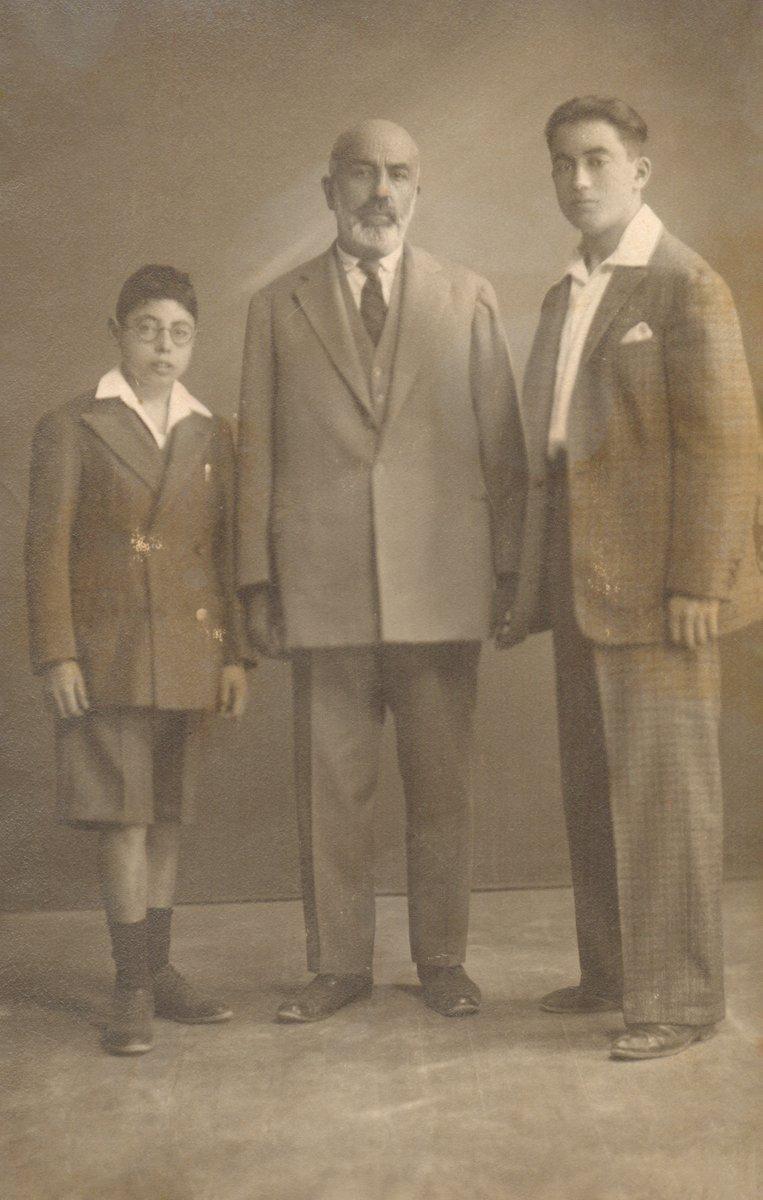 Mehmed Âkif büyük oğlu Eminve küçük oğlu Tahir ile birlikte(Ocak 1929; M. Ruyan Soydan koleksiyonu)