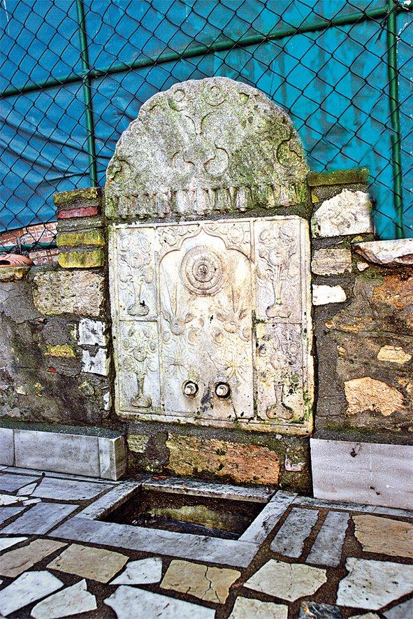 Tâhir Ağa Tekkesi avlusundaki çeşmelerden biri