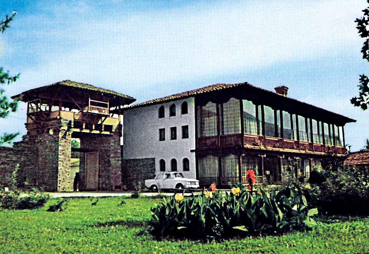 Harâbâtî Baba Tekkesi’nin harman kapısı ile bugün motel olarak kullanılan samanlığı – Kalkandelen/Makedonya