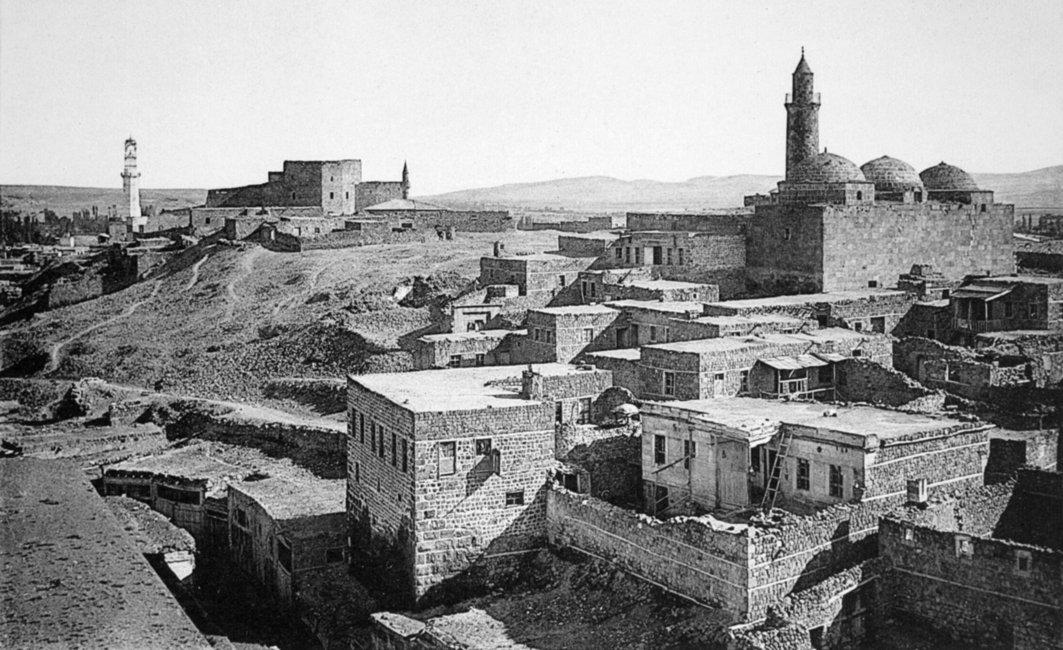 XX. yüzyılın başlarında Niğde’yi gösteren bir fotoğraf (Albert Gabriel, Monuments Turcs d’Anatolie, Paris 1931, I, lv. XXX-1)