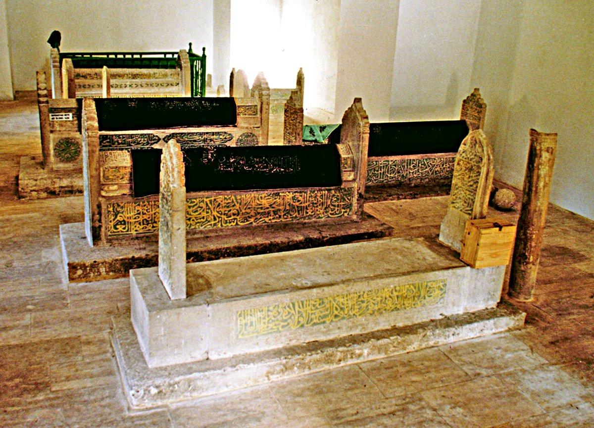 Candaroğulları’ndan Kötürüm Bayezid, oğlu İsfendiyar Bey ve torunu İbrâhim Bey’in sandukalarının bulunduğu türbenin içinden bir görünüş