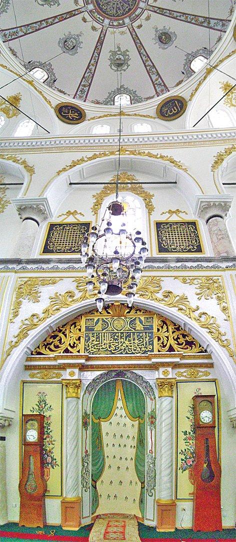 Şadırvanaltı Camii’nin mihrap duvarı