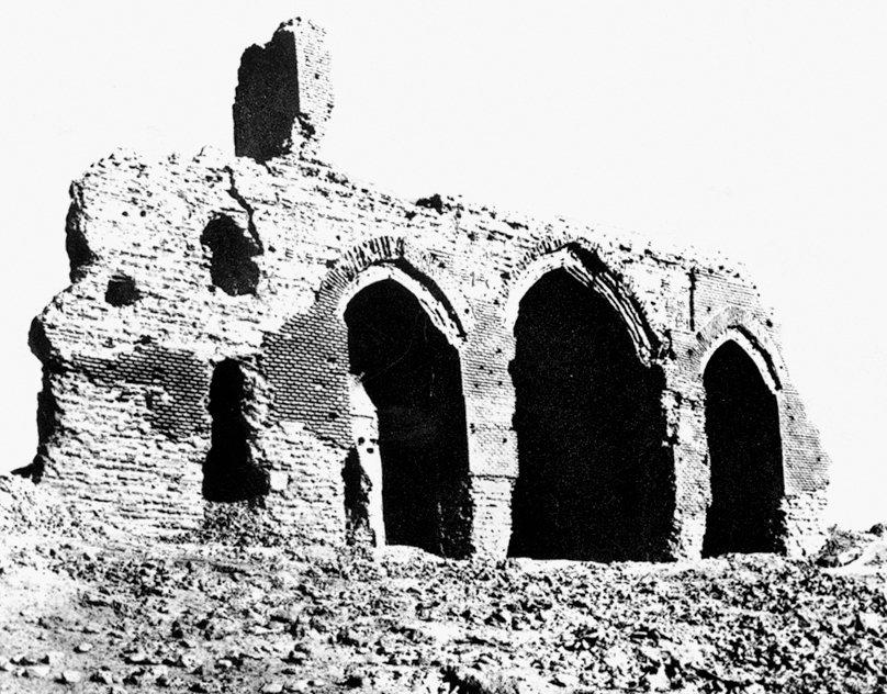 Sâmerrâ’da el-Cevsaku’l-Hâkānî’nin sivri kemerli üç eyvanlı cephe kalıntısı