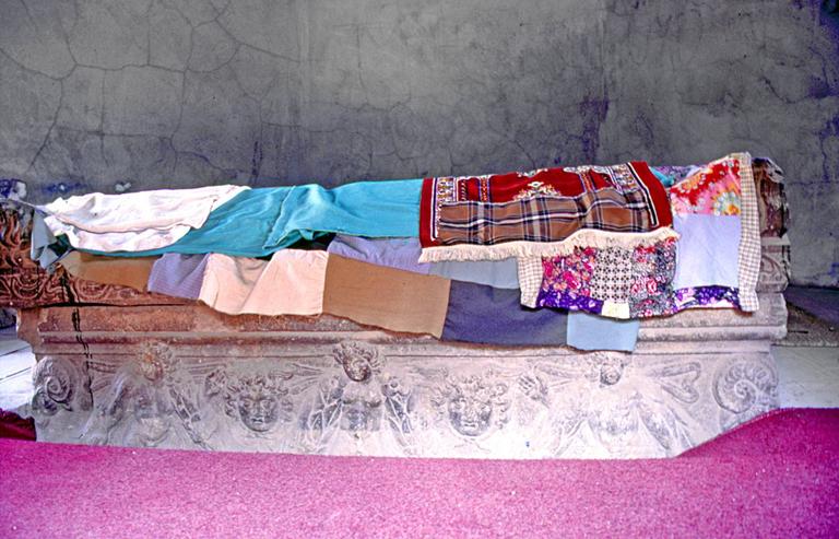 Hilfet Gazi Türbesi’nin üst katı içindeki lahdin güney yüzü