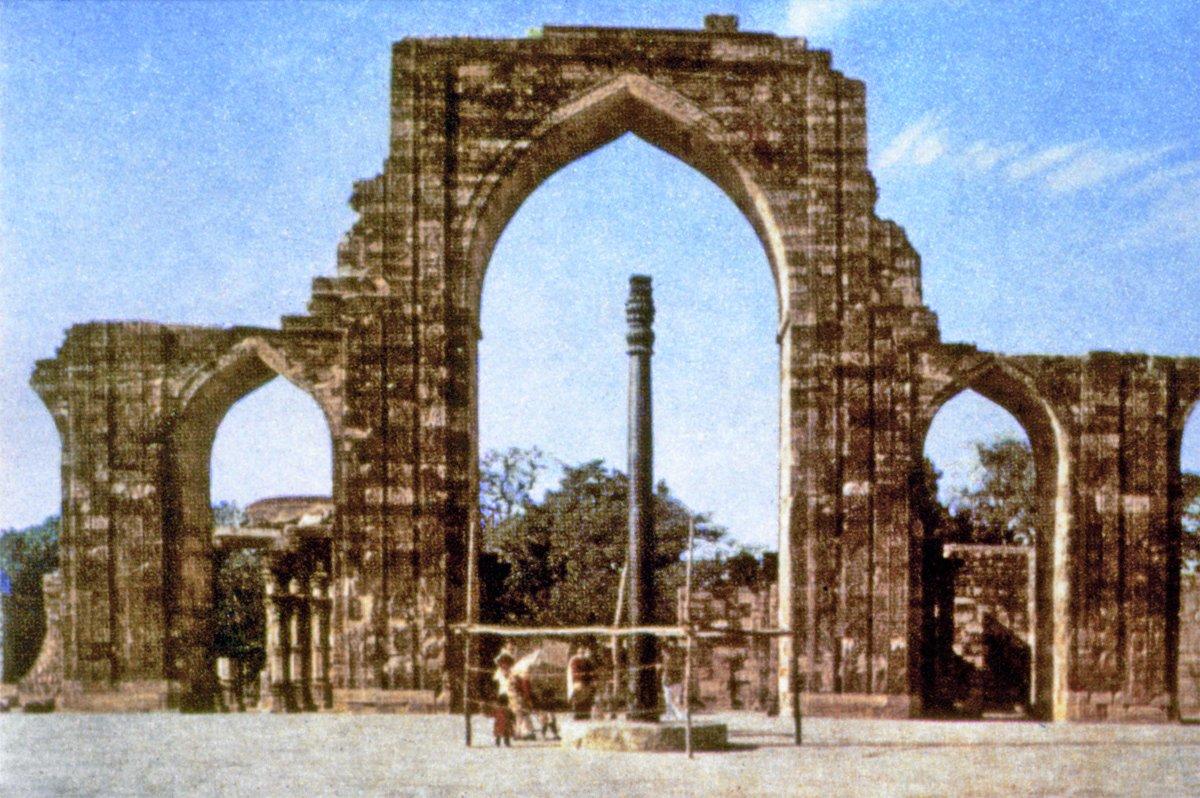 En eski Bâbürlü camilerinden olan Kuvvetü’l-İslâm Camii’nin günümüze ulaşan kalıntıları – Eski Delhi/Hindistan