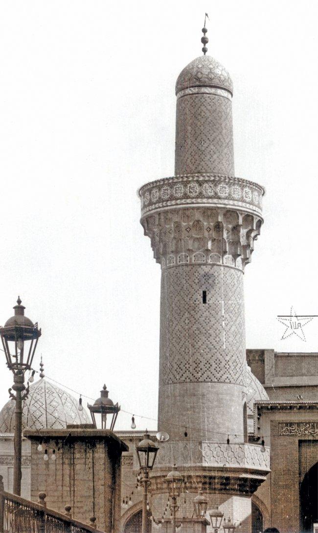 Abdülkādir-i Geylânî Külliyesi avlusunun güneydoğu köşesindeki Selçuklu minaresi
