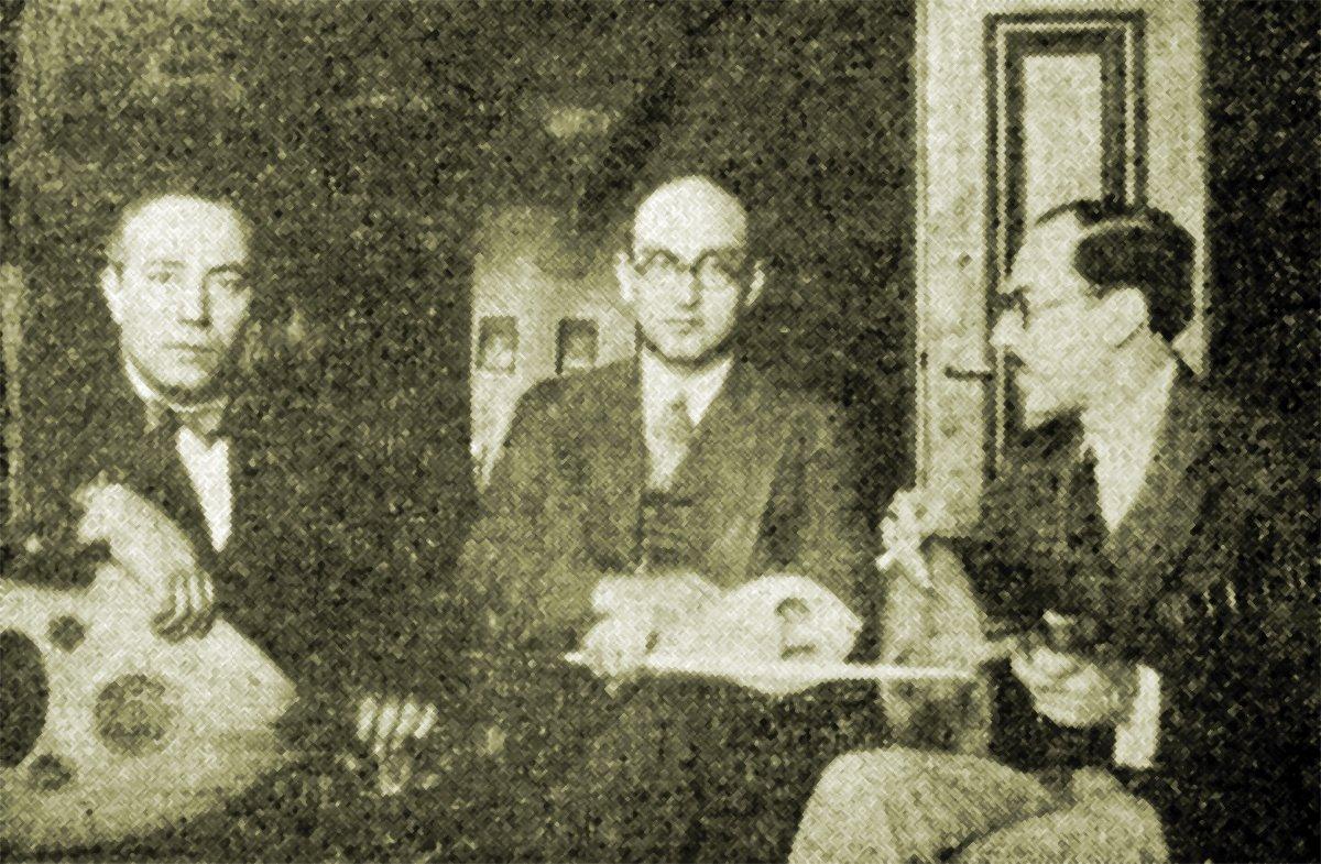 Ruşen Ferit Kam, eski İstanbul Radyosu’nda Cevdet Kozanoğlu (solda) ve Mesut Cemil ile (sağda) birlikte