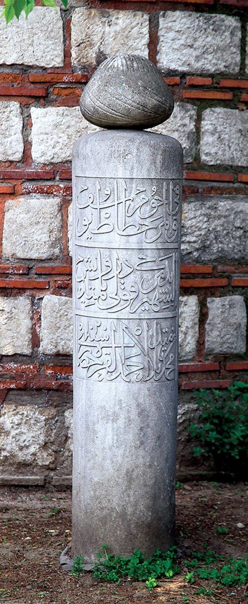 Demircikulu Yûsuf Efendi’nin Karabaş Tekkesi hazîresindeki mezar taşı