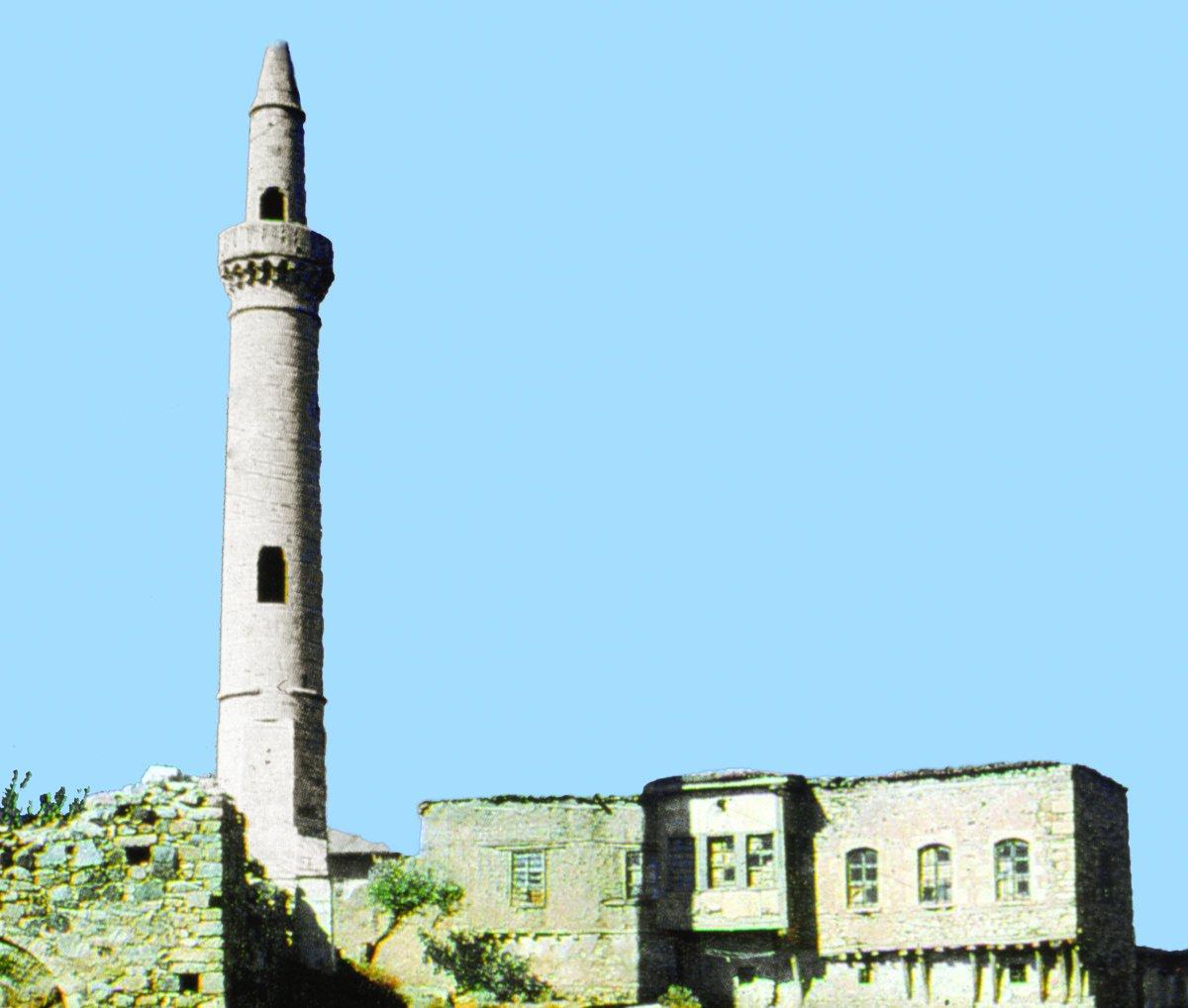 Ağa Camii’nin minaresiyle eski Harput evlerinden biri