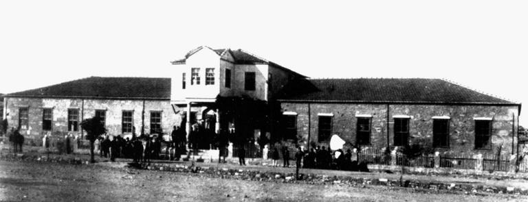 Sakız adasındaki Piyade Kışlası’nı gösteren XIX. yüzyılın sonuna ait fotoğraf (İÜ Ktp., Albüm, nr. 90802)