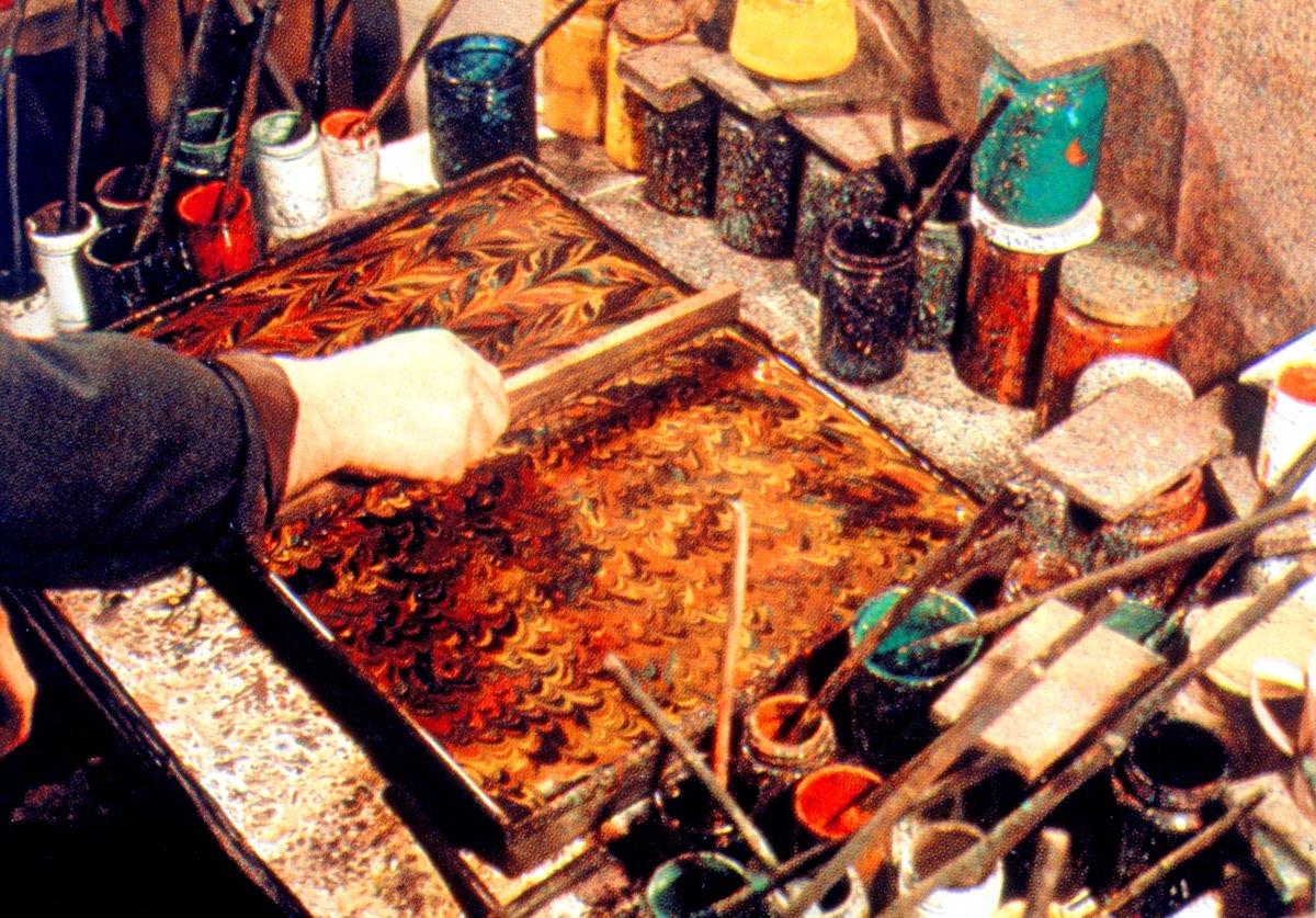Taraklı ebrunun teknede yapılışı (M. Uğur Derman fotoğraf arşivi)