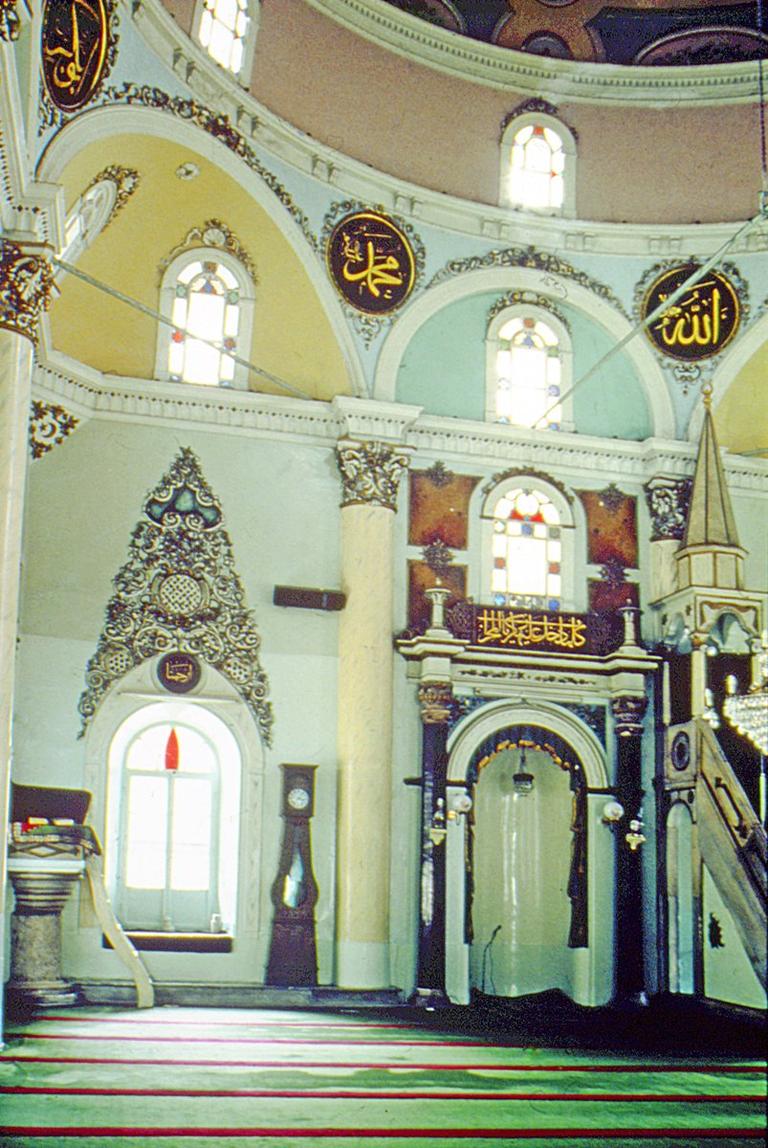 Kemeraltı Camii’nin içinden bir görünüş