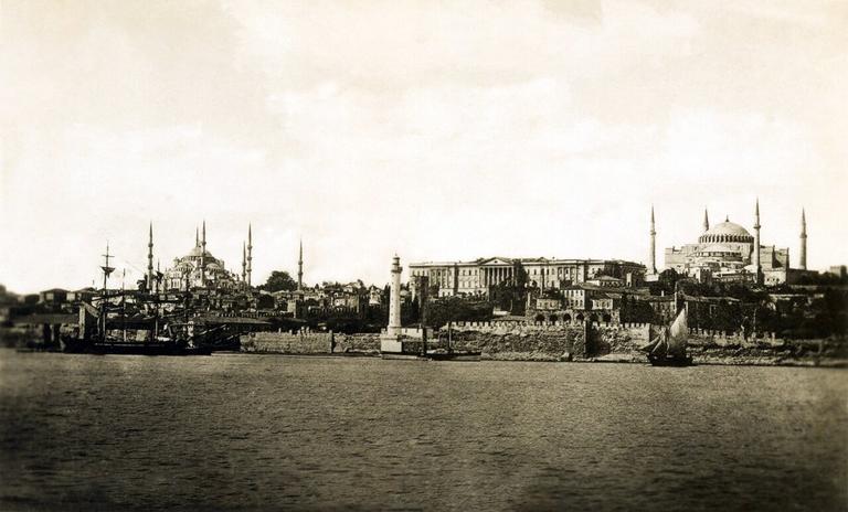 Ayasofya ile Sultan Ahmed Camii’ninÜsküdar Harem sahilinden görünüşü(K. Yusuf Ünal koleksiyonu)