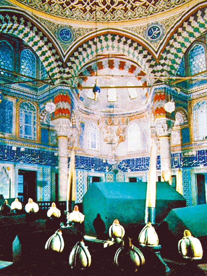 II. Selim Türbesi’nin içinden bir görünüş