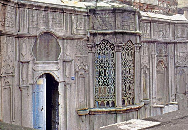 Vefa’da Recâi Mehmed Efendi Sıbyan Mektebi’nin dış cephesindeki barok üslûbunda yapılmışsebil ve çeşme – Fatih/İstanbul