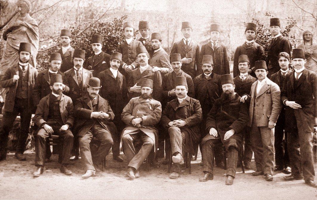 1906 yılında Sanâyi-i Nefîse Mektebi öğretim kadrosu ve öğrencileri (İstanbul Arkeoloji Müzeleri Fotoğraf Arşivi)