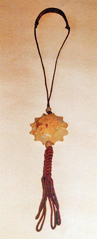 Bektaşîlik’le ilgili tarikat malzemelerinden teslim taşı (İstanbul Büyükşehir Belediyesi Şehir Müzesi, Envanter nr. 3129/7)