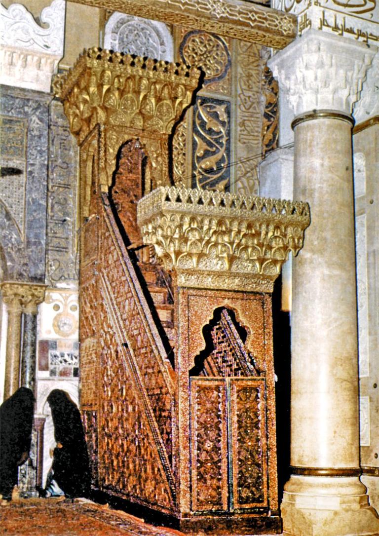 Nûreddin Zengî devrinde başlanarak (564/1168-69) oğlu Sâlih İsmâil zamanında tamamlanan (570/1174-75) Mescid-i Aksâ’nınceviz ağacından yapılmış minberi