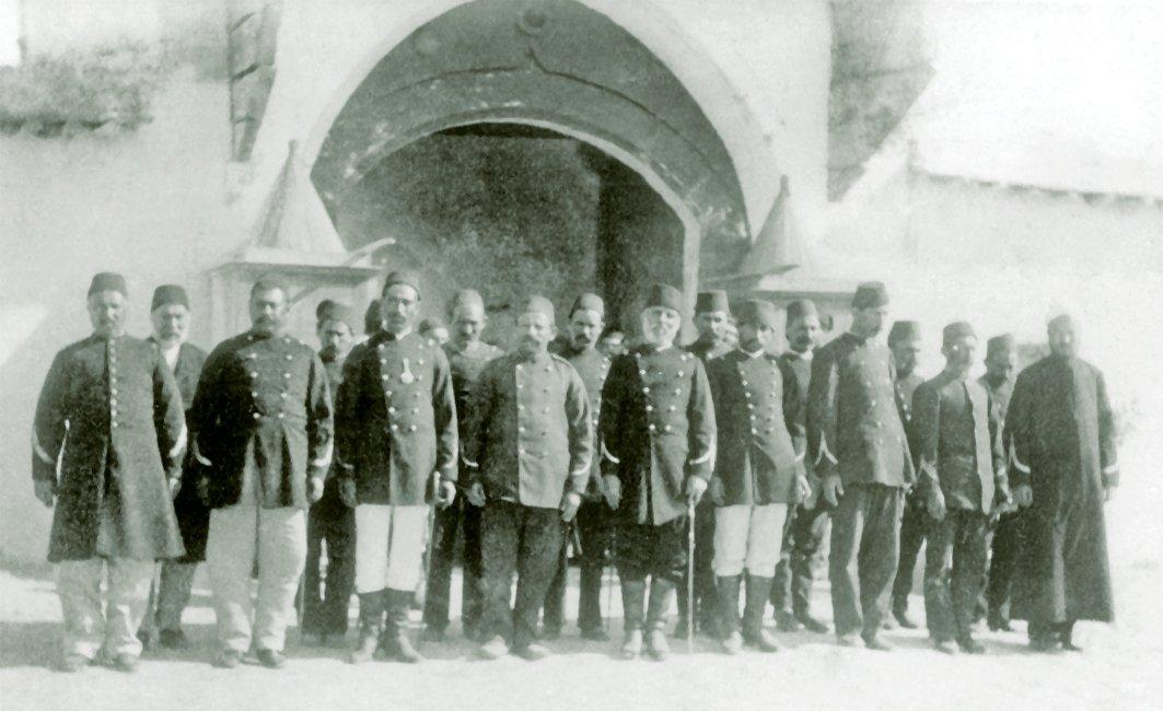 Adıyaman’da Hısnımansûr Kışlası önünde subaylar (İÜ Ktp., nr. 90798)