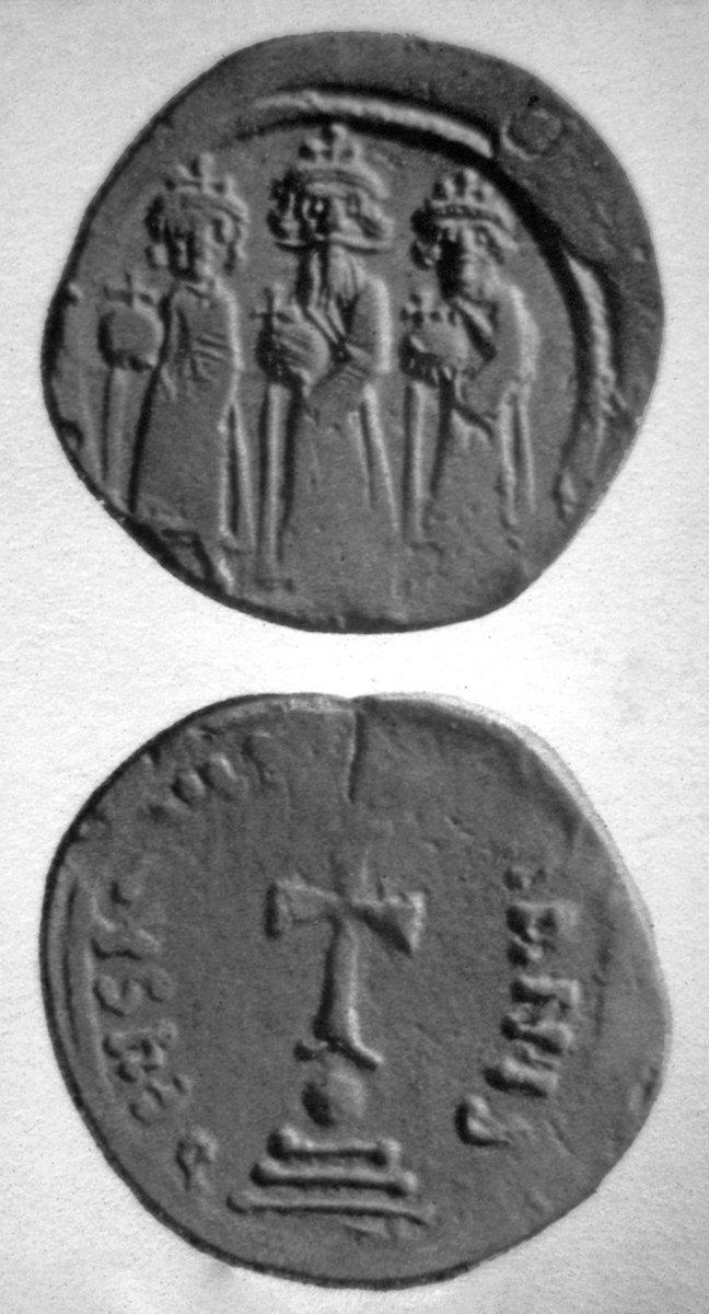 İmparator Herakleios ve oğullarının tasvir edildiği Bizans sikkesi (Longuet, şekil 27)