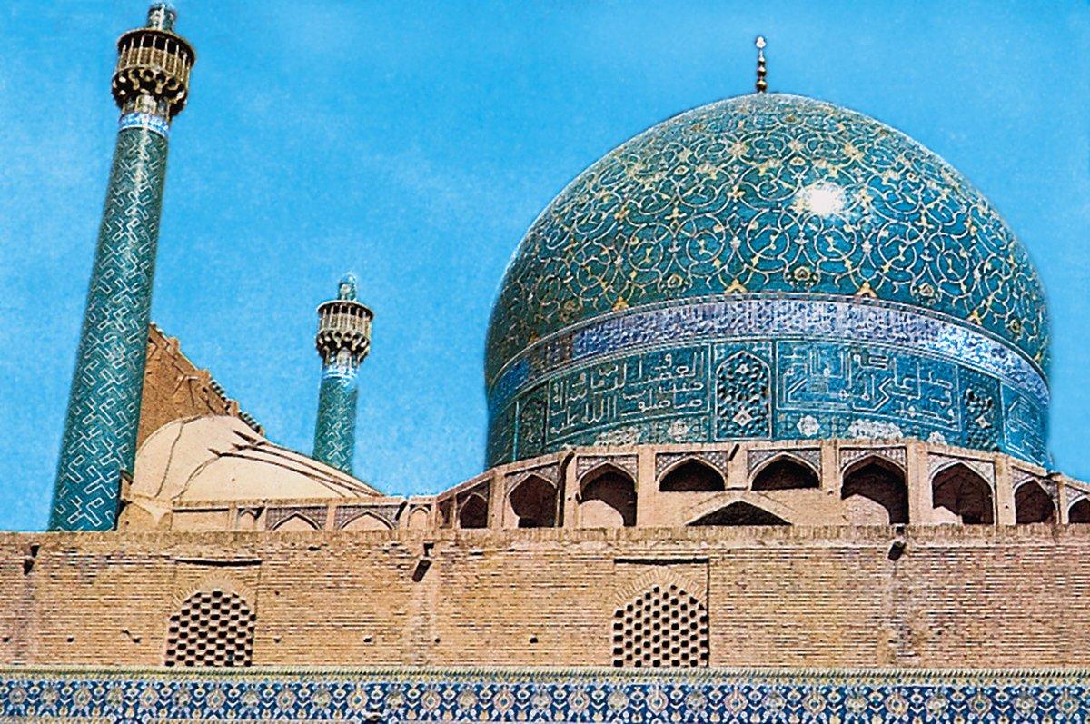 Şiî Safevîler’in önemli mimari eserlerinden Mescid-i Şâh’ın dış kubbesi ve iki minaresi – İsfahan/İran