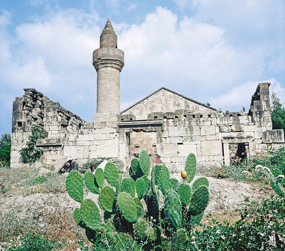 Dulkadıroğulları tarafından XV. yüzyıl sonlarında eski bir mâbedin kalıntıları üzerine inşa edilenAla Camii – Kadirli/Osmaniye