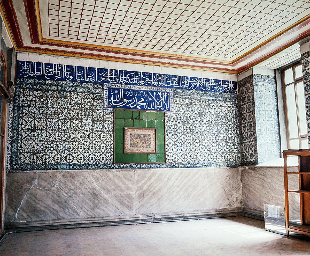 Ayasofya Kütüphanesi okuma salonununiçten görünüşü
