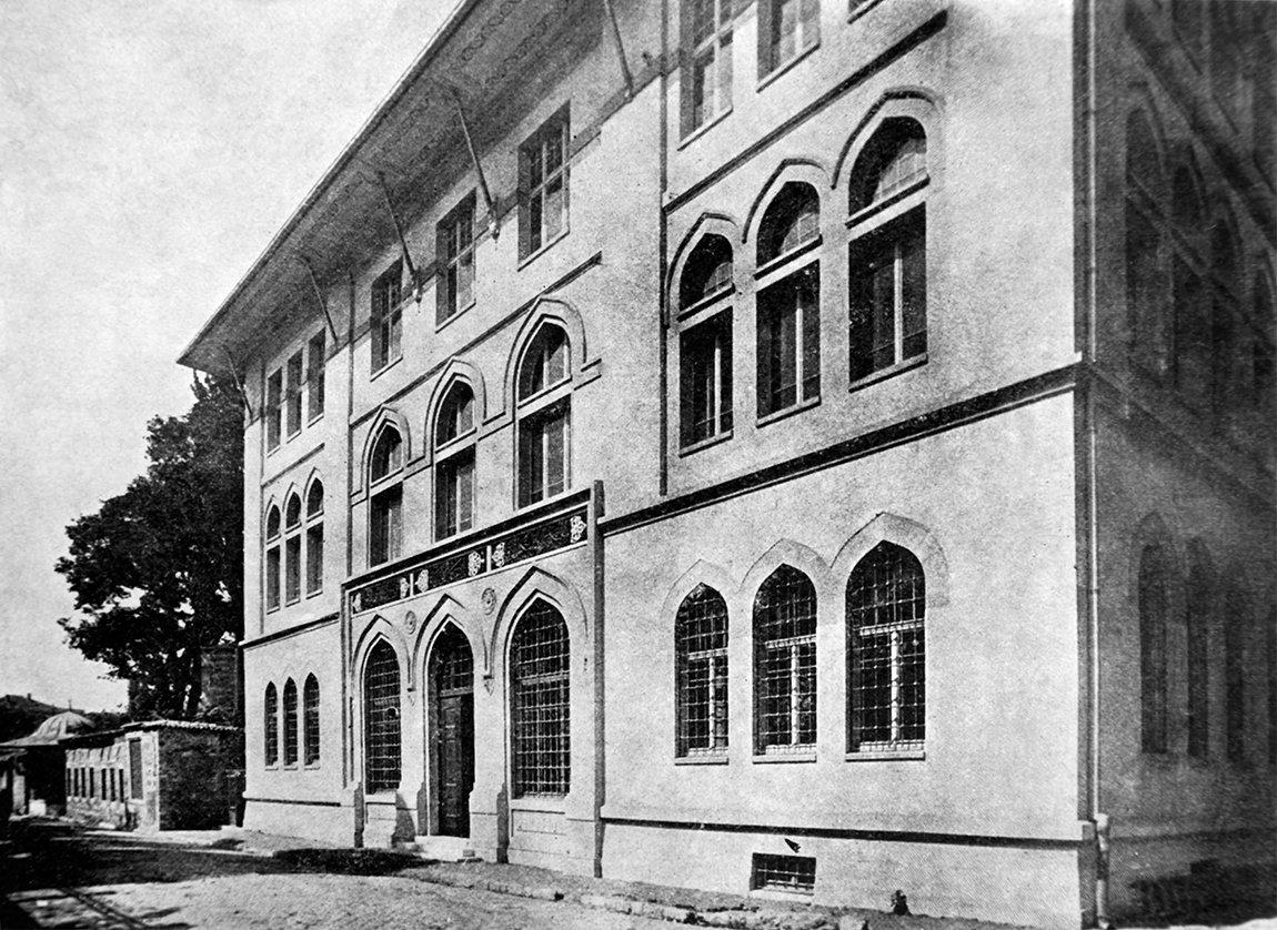 Kadı mektebi olarak inşa edilen Mekteb-i Nüvvâb (Medresetü’l-kudât) binasının dıştan görünüşü (İlmiyye Salnâmesi, s. 675)