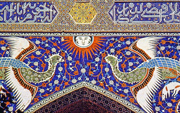 Nâdir Divan Begi Medresesi’nin taçkapısı çinilerindeki zümrüdüanka tasvirleri – Buhara