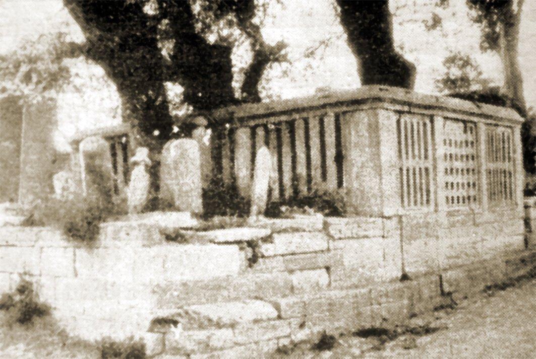 Kemalpaşazâde’nin açık türbesinin 1959 yılında çekilen fotoğrafı (Ayverdi, s. 28)