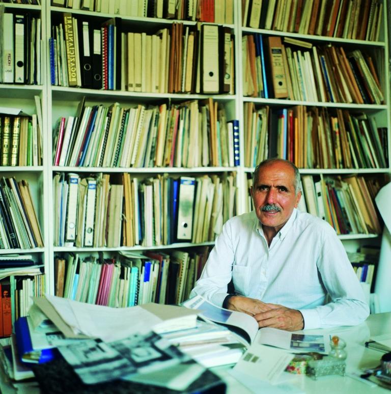 Turgut Cansever 1990’lı yıllardaİstanbul Rumeli Han’daki bürosunda çalışırken(Emine – Mehmet Öğün fotoğraf arşivi)