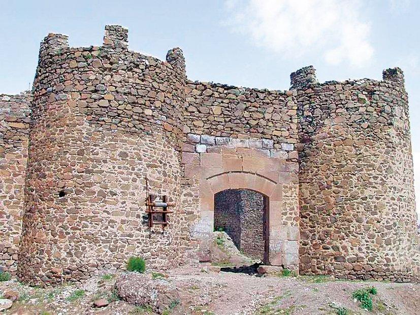 Şebinkarahisar Kalesi’nin kapısı ve burçları