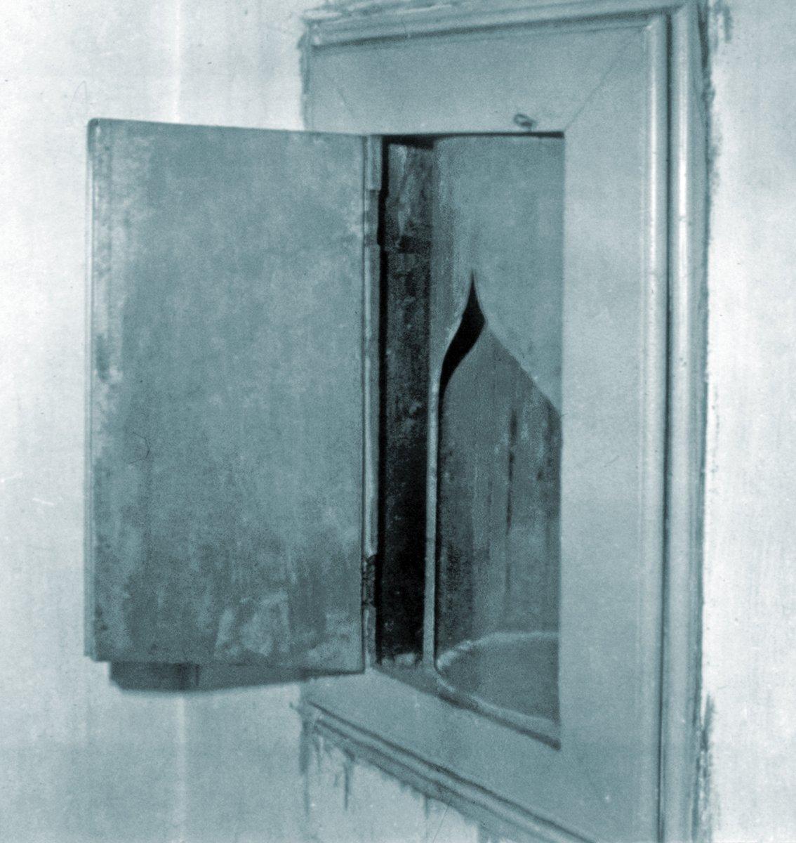 Harîrîzâde Tekkesi’nde şerbethâne ile harem girişi arasındaki dönme dolabın 1976’da çekilmiş bir fotoğrafı (M. Baha Tanman fotoğraf arşivi)