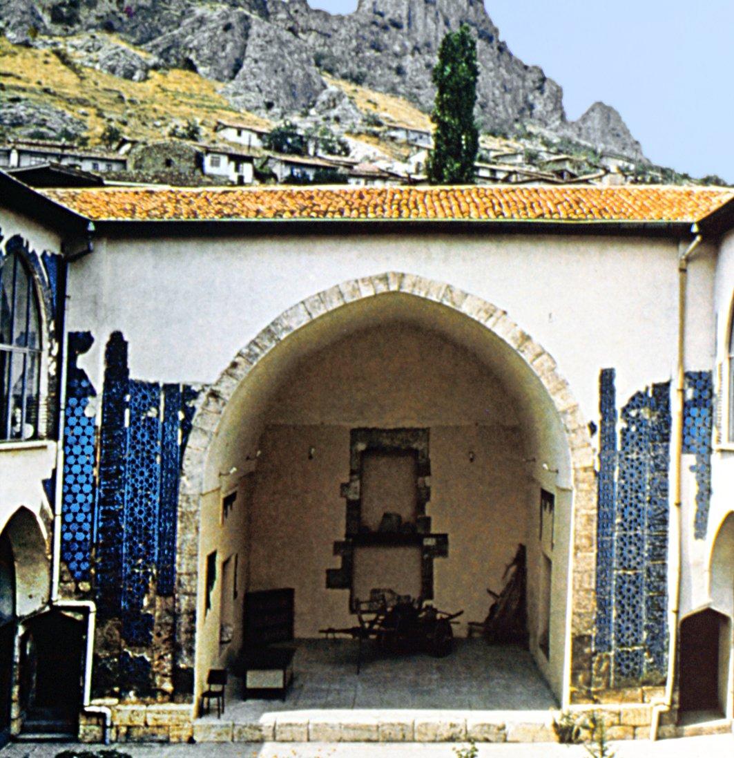 Tokat’ta Gökmedrese olarak bilinen dârüşşifânın ana eyvanı