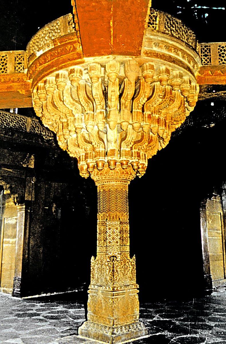 Divan-ı Hâs’ta tahtı taşıyan merkezî sütun – Fetihpûr Sikri Sarayı/Hindistan