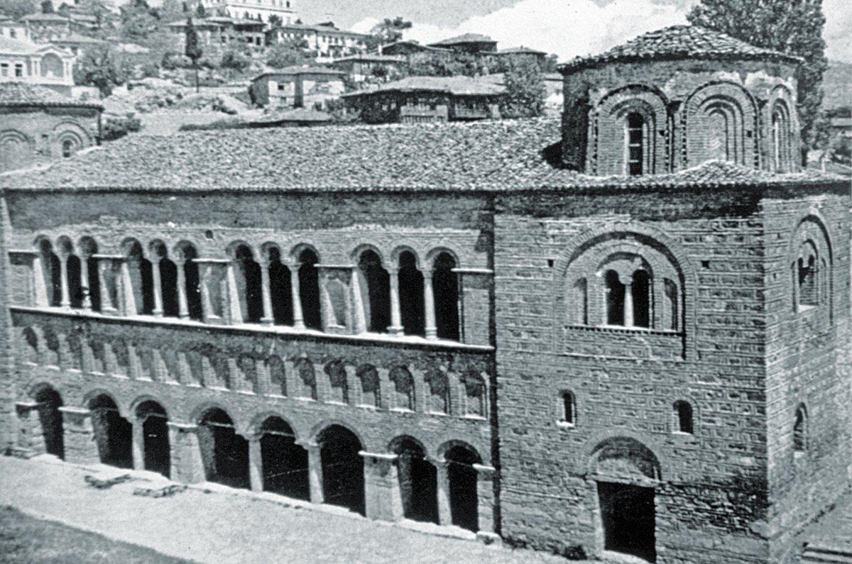 Ohri Ayasofya Camii’nin zengin bir cephe düzenlemesine sahip olan batı cephesi (S. Eyice arşivi)