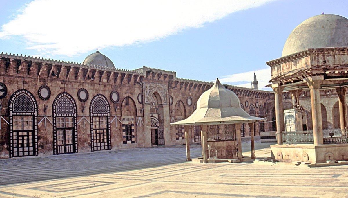 Enlemesine dikdörtgen planlıŞam Emeviyye Camii’nin avlusu