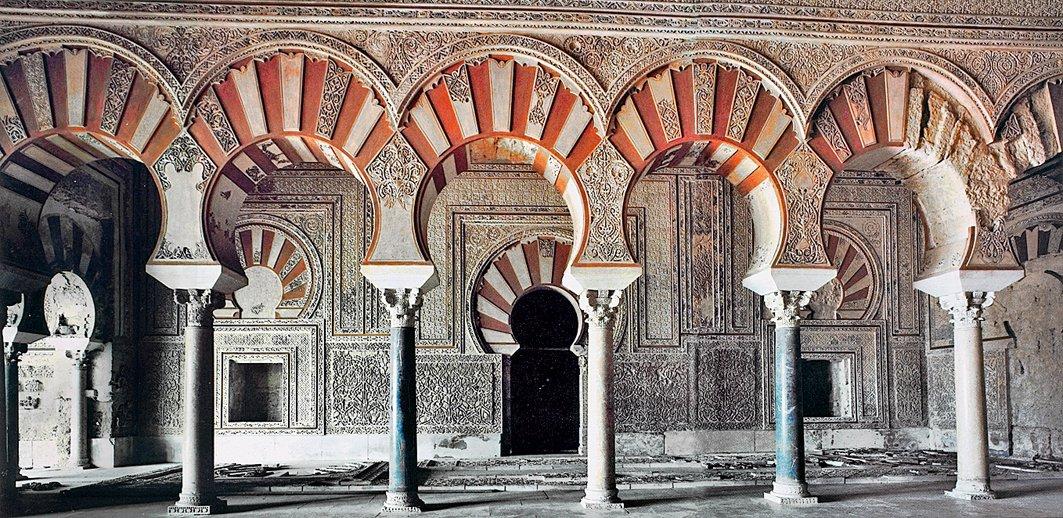 Endülüs saraylarından Medînetüzzehrâ’nın içinden bir görünüş