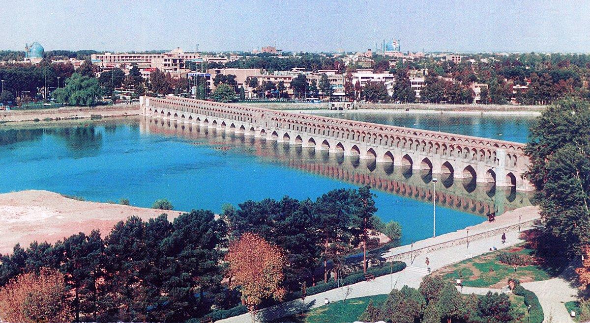 İsfahan’ın ünlü köprülerinden, 1602 yılında Allahverdi Han tarafından Zâyenderûd nehri üzerinde yaptırılan Pul-i Siyûse