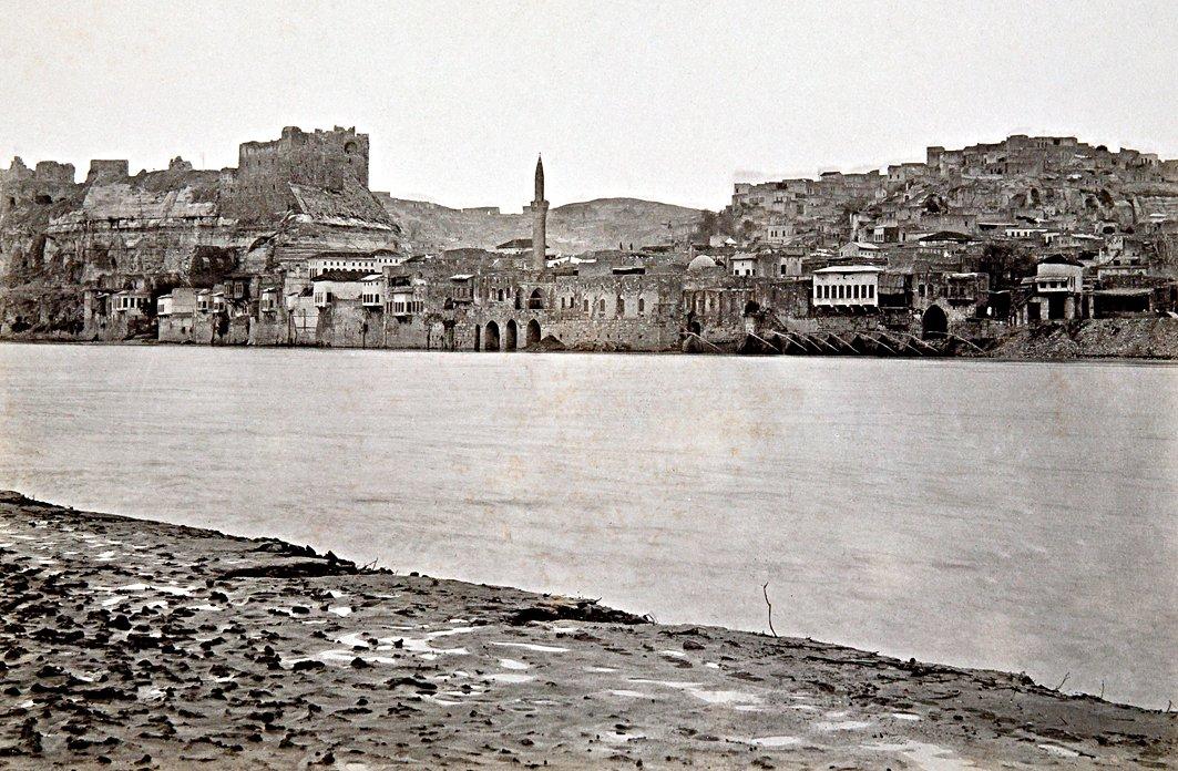 XX. yüzyıl başında Birecik’in Fırat nehri tarafından görünüşü (İÜ Ktp., Albüm, nr. 90567)